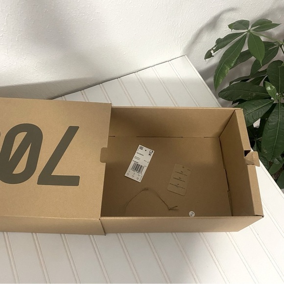 Adidas Yeezy Boost 700 MNVN Size 4.5 FV4440 (EMPTY BOX ONLY) Shoe Box EUC - Picture 5 of 9